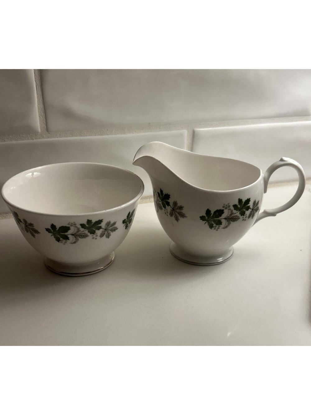 Vtg‎ GAINSBOROUGH England White Bone China Green Leaves CREAMER AND SUGAR SET